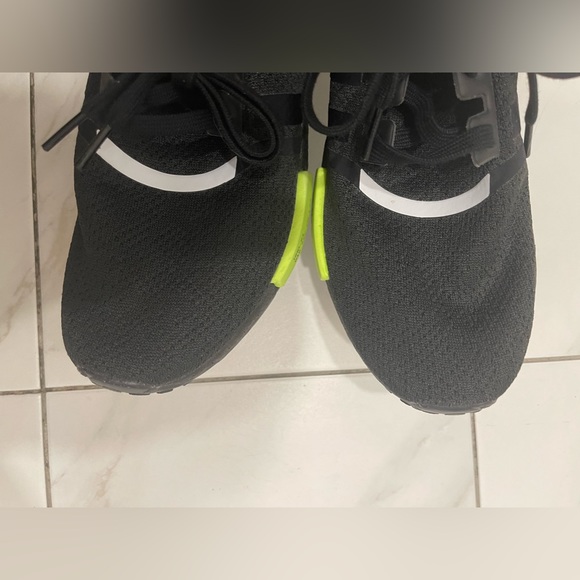 Adidas Men’s NMD_R1 Core Black Signal Green Sneakers Mens - Picture 3 of 6